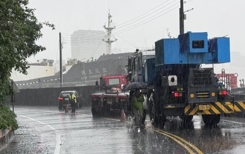 鳳凰颱風豪雨強襲基隆　曳引車打滑撞破圍牆