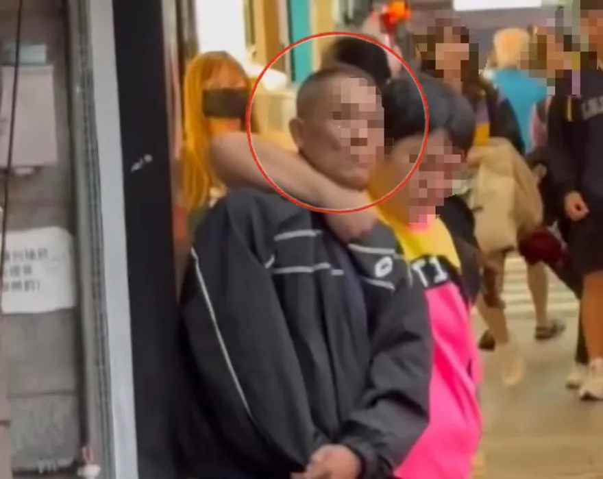 影/永和駭人攻擊！黑衣男「彈菸蒂、雨傘尻臉」女濺血
