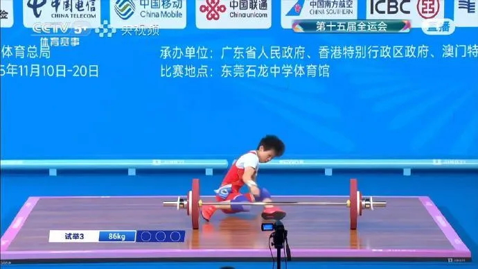 舉重女將挑戰硬舉失敗　「右手反折」工作人員秒拿布救援