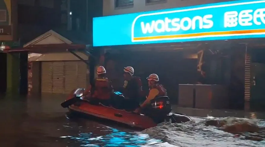 影/淹成汪洋！鳳凰颱風豪雨炸蘇澳　救難人員乘橡皮艇搜救受困民眾