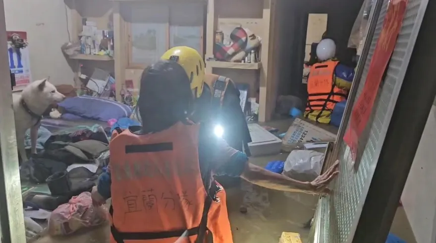 宜蘭住民宿淹水救援！刺青男團「扛阿嬤避難」　網友讚爆