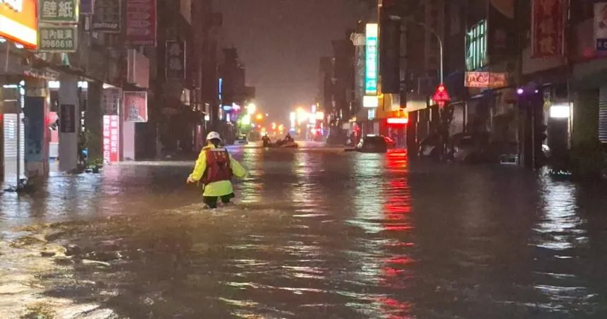 蘇澳淹水又停水！3小時下334毫米　街道盡是救生艇搜巡