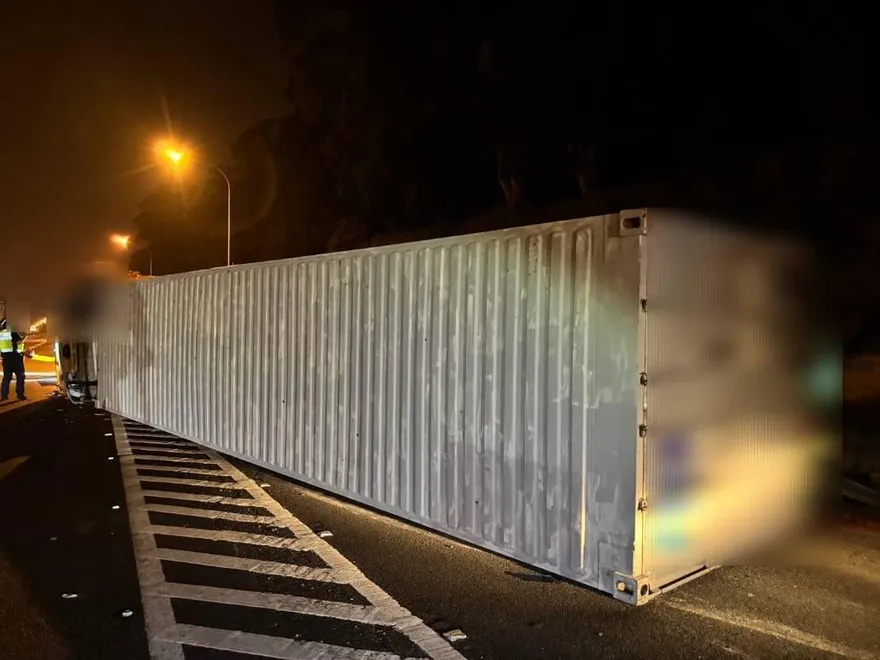 影/颱風夜驚魂！國1物流貨櫃車翻覆　駕駛分心釀堵1小時