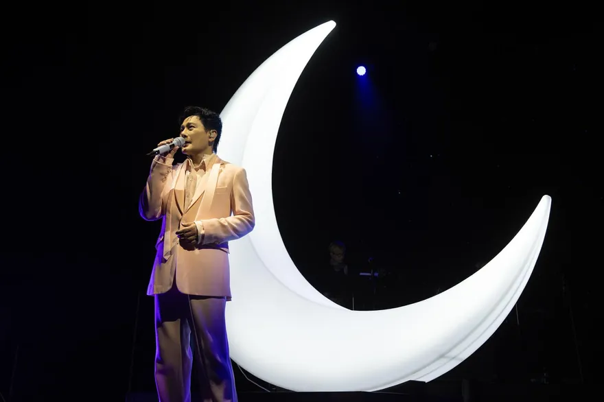 張信哲二度登倫敦開唱！台上一脫引全場尖叫　驚喜同框世界級歌手