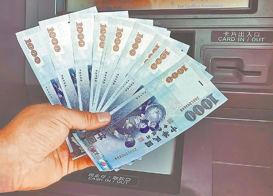 普發一萬入帳備註寫「行政院發」！他一句話嗆爆沈伯洋