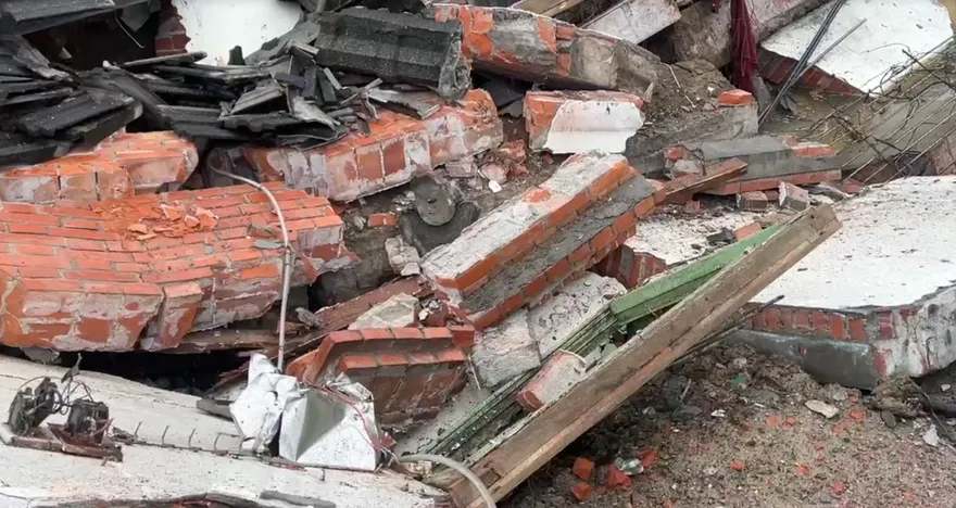 影/疑連日降雨、鄰地施工釀災！　台東70年老屋轟然倒塌