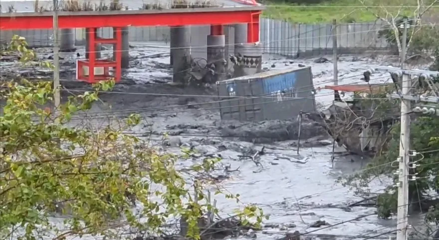 影/馬太鞍溪又暴漲！花蓮明利村遭洪水肆虐　貨櫃撞斷電桿