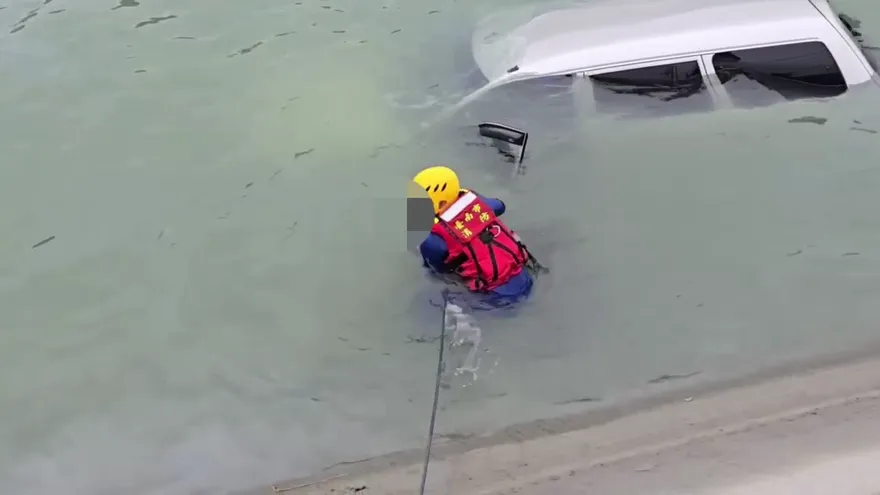 影/柳營嘉南大圳小車載浮載沉　60歲男救起明顯死亡