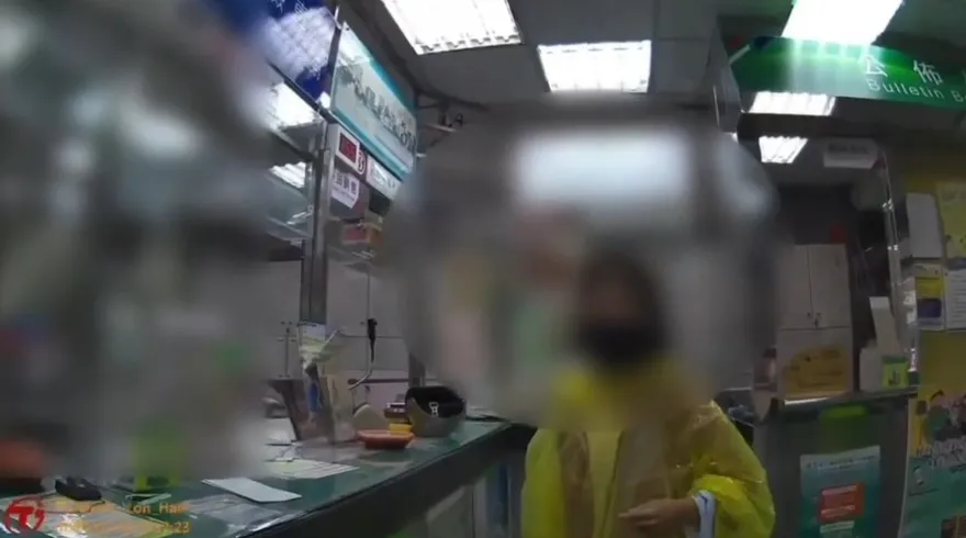 影/高雄婦穿雨衣、戴安全帽進郵局遭勸導　三字經飆行員