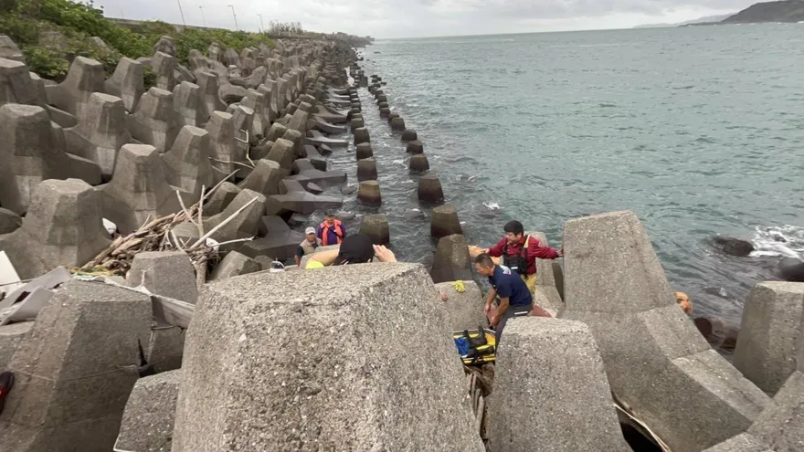 影/基隆釣客突倒臥消波塊無呼吸心跳　送醫搶救不治