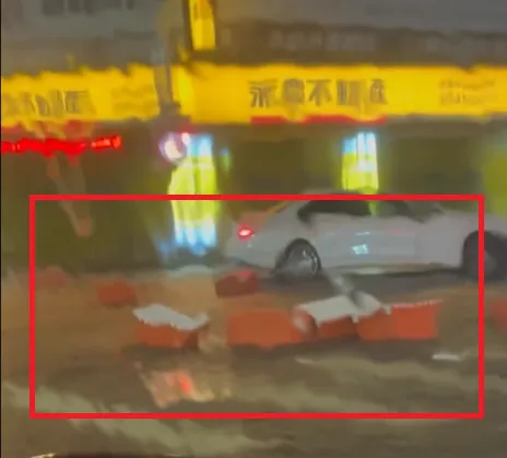 影/鳳凰強雨淹宜蘭！蝦皮包裹泡水漂上街　網：我沒選海運啊