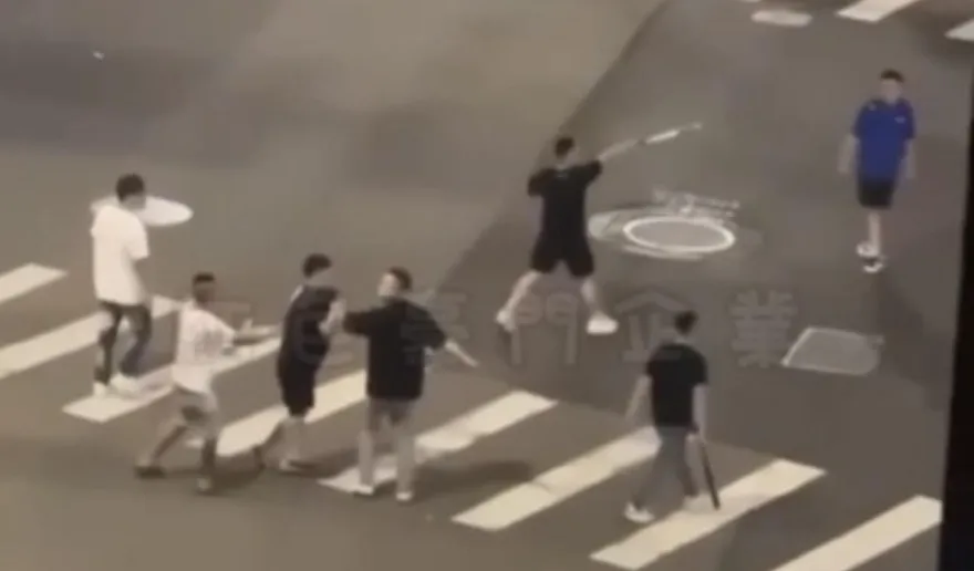 影/網傳新竹街頭黑幫持棒球械鬥　警：三個月前影像已送辦