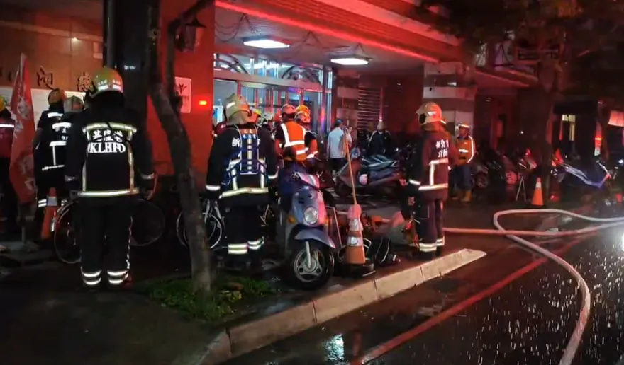 新北八里高樓爆火警！1人OHCA送醫搶救