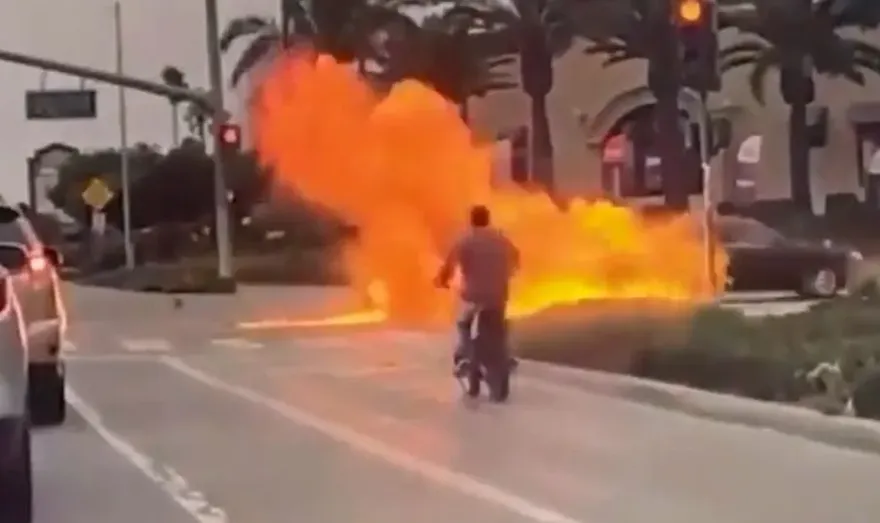 加州機車騎士闖紅燈撞汽車「炸出火球」！女駕駛才買一週全燒沒