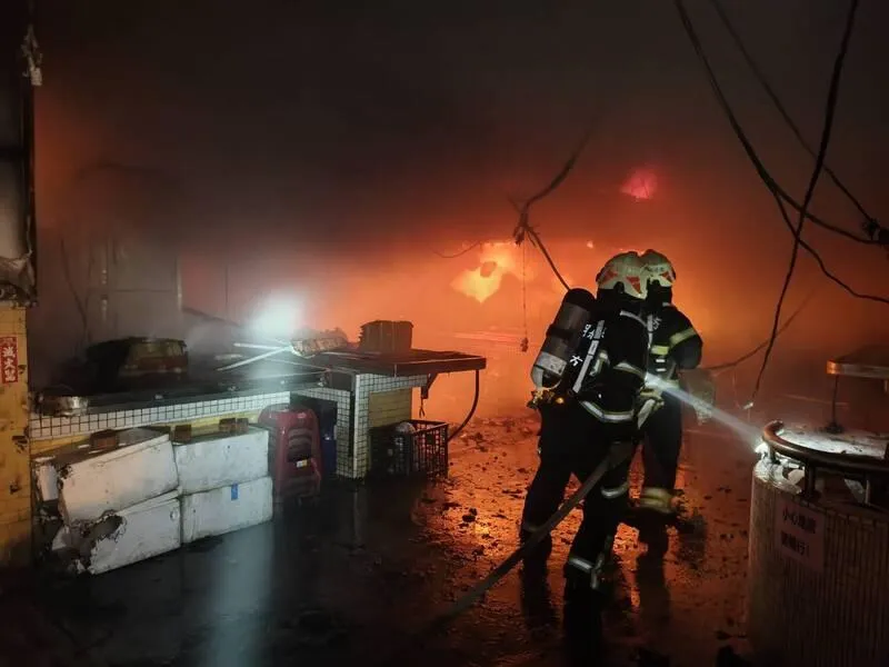 馬公北辰市場凌晨大火！火舌迅速延燒吞噬多個攤位