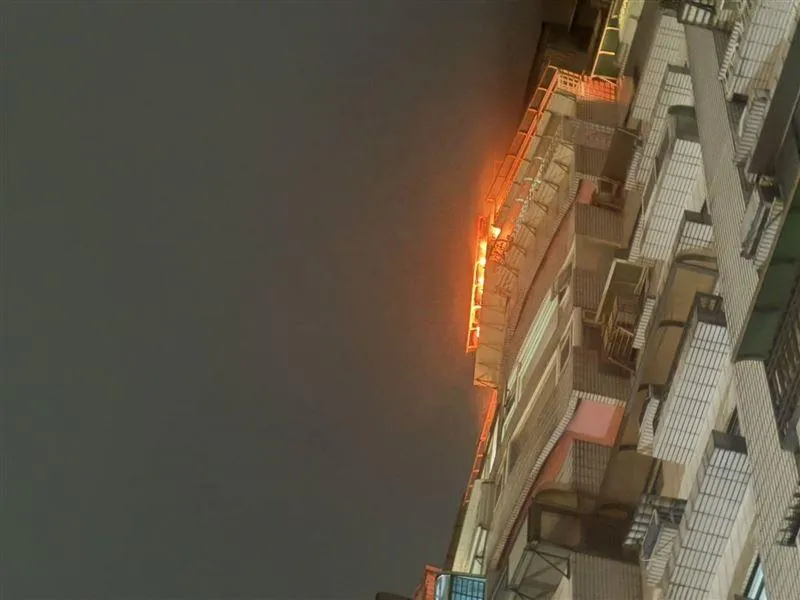 影/颱風天救不回來！八里「15層高樓大火」1女嗆死