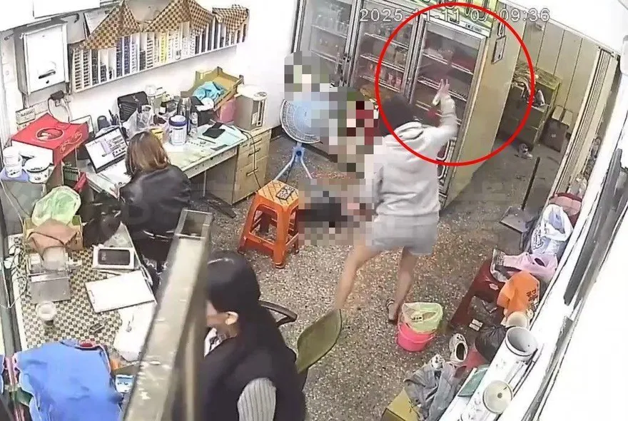 新莊檳榔攤母不當管教！掃把打、拎起還重摔　2女目睹竟無人制止