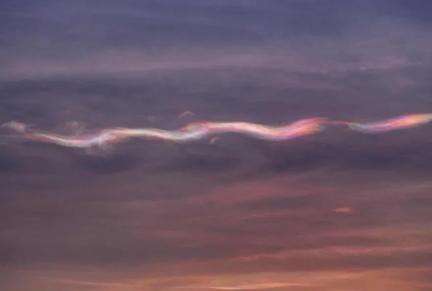 鳳凰帶來「喜兆」？港天空驚現「飛龍在天」奇景　天文台釋疑