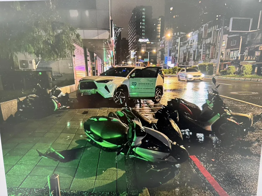 影/刷一整排保險公司！新店15車大規模慘烈事故