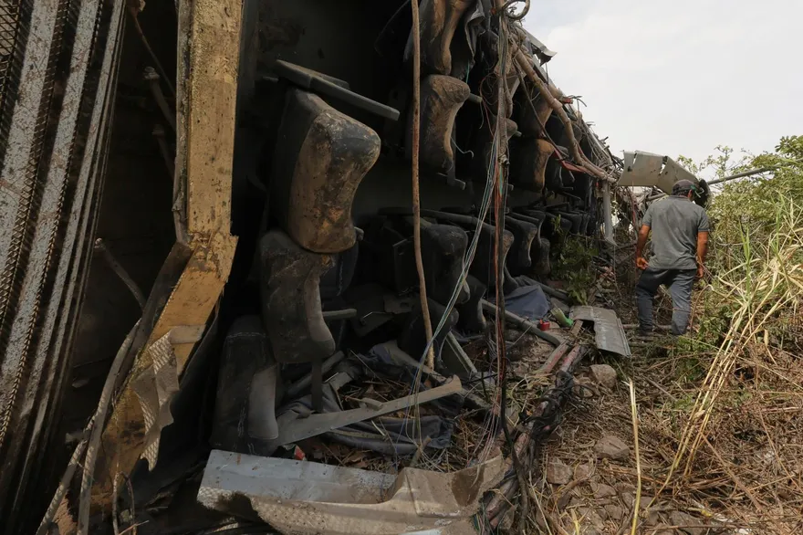 秘魯巴士相撞卡車衝出路面　「墜66層樓深山谷」37死26傷