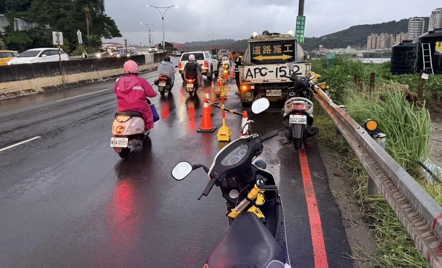 關渡橋引道施工害機車雷殘　女騎士慘摔受傷送醫