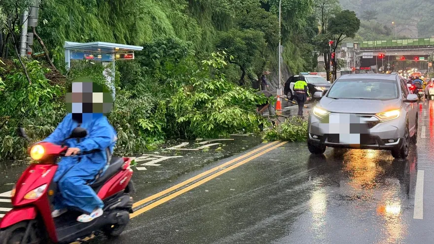 新北汐止發生土石坍方！影響雙線交通　警方現場管制