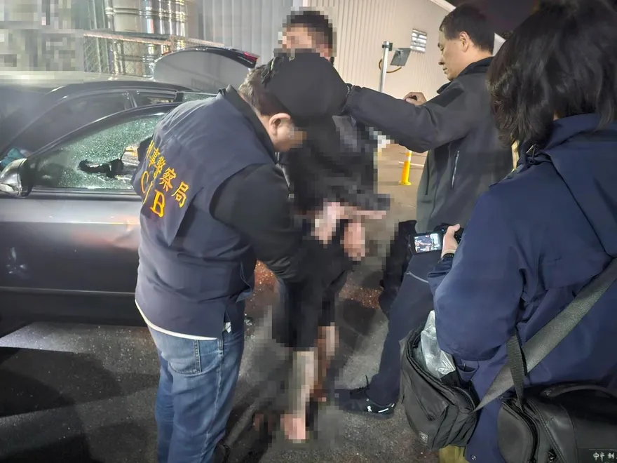 影/刑警狂敲車窗逮人！網拍詐騙7人落網　105人受害財損逾200萬