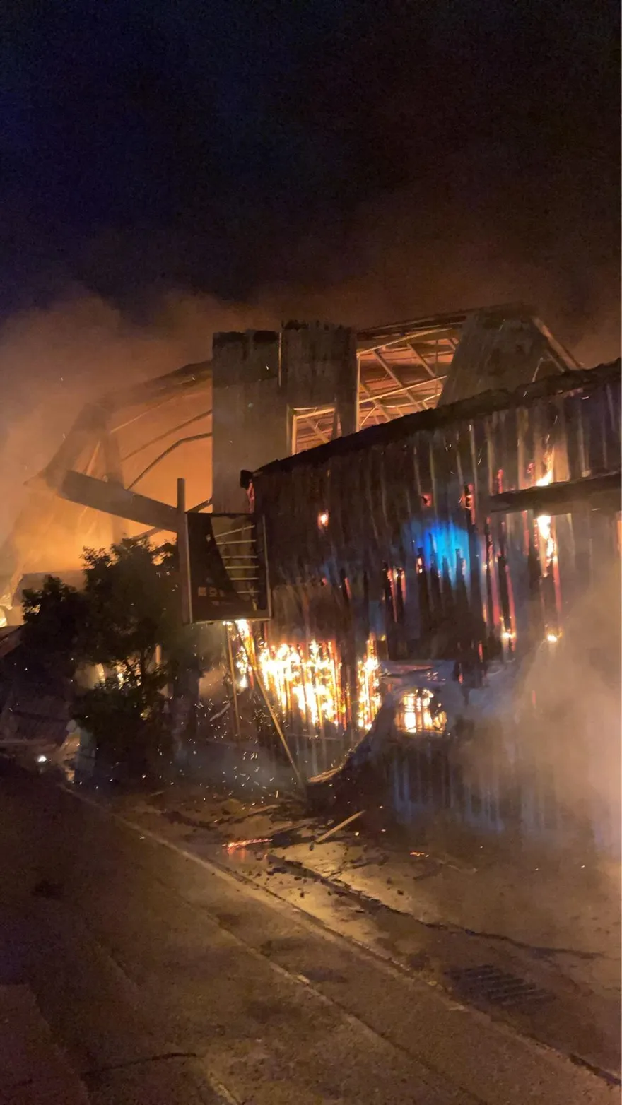 整間都是木製品！新竹家具店倉庫起火　大火狂燒畫面曝光