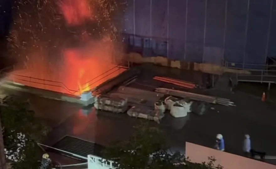 影/北市松山區健康路工地火警　黑煙密佈飄惡臭