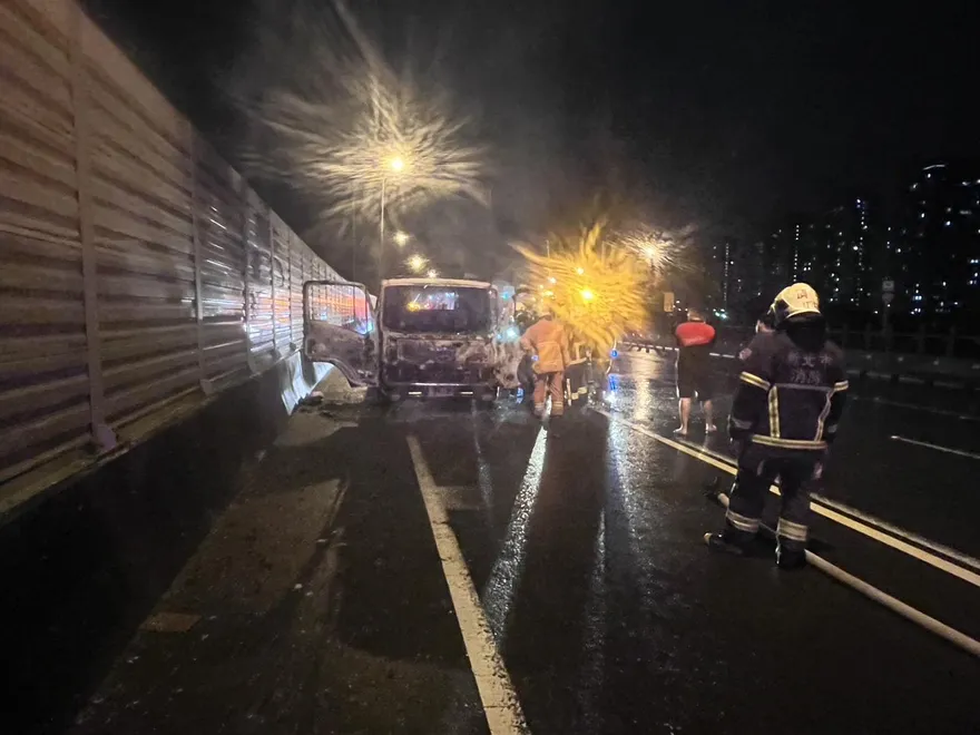 開上台65車突熄火！　下秒「燒起來」變火球嚇壞民眾