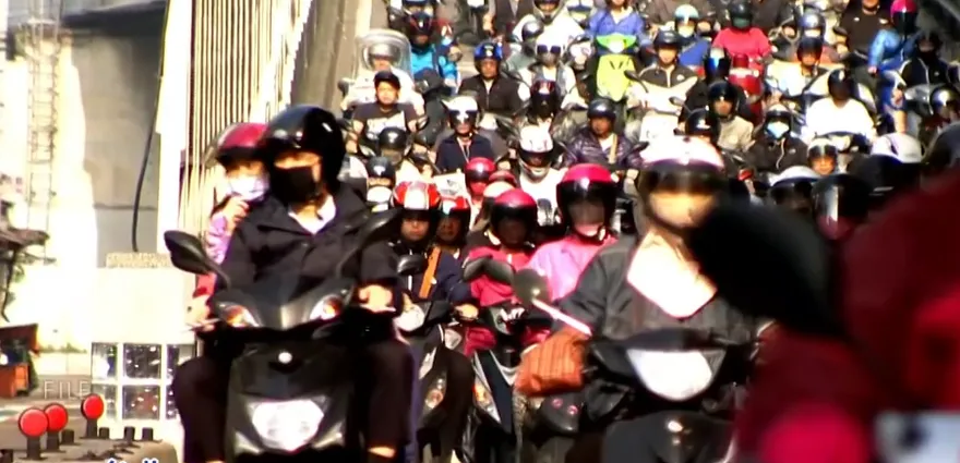 日作家驚嘆「台灣待轉區的機車牆」　網：根本待撞區