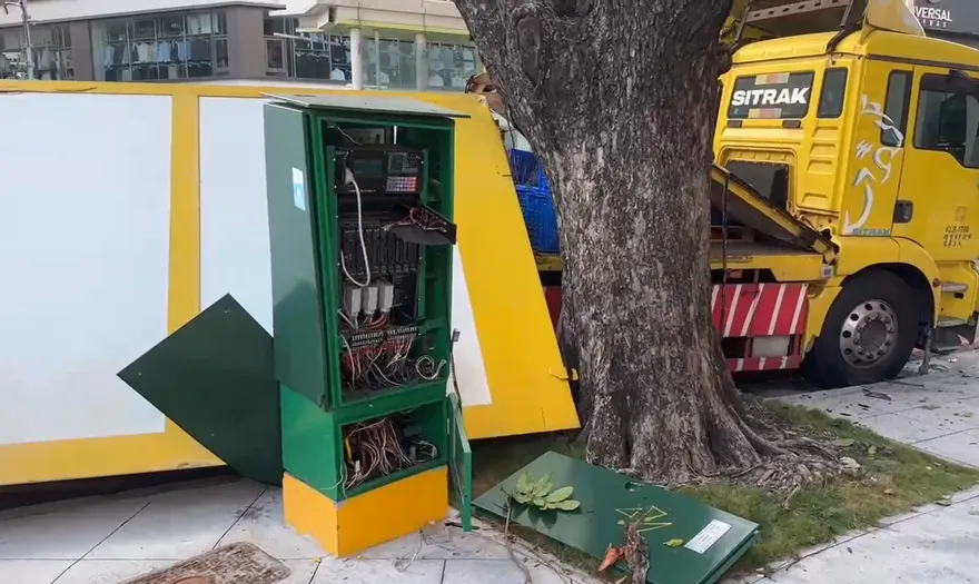 大貨車撞樹「車箱秒解體」　機車騎士遭波及送醫