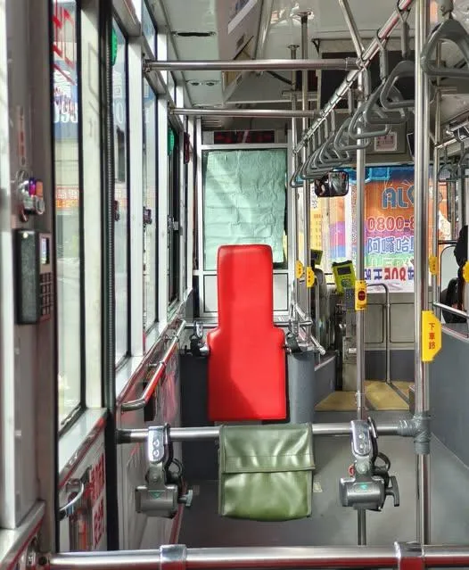 公車紅色「燙衣板」用途？交通局：輪椅乘客專用靠板