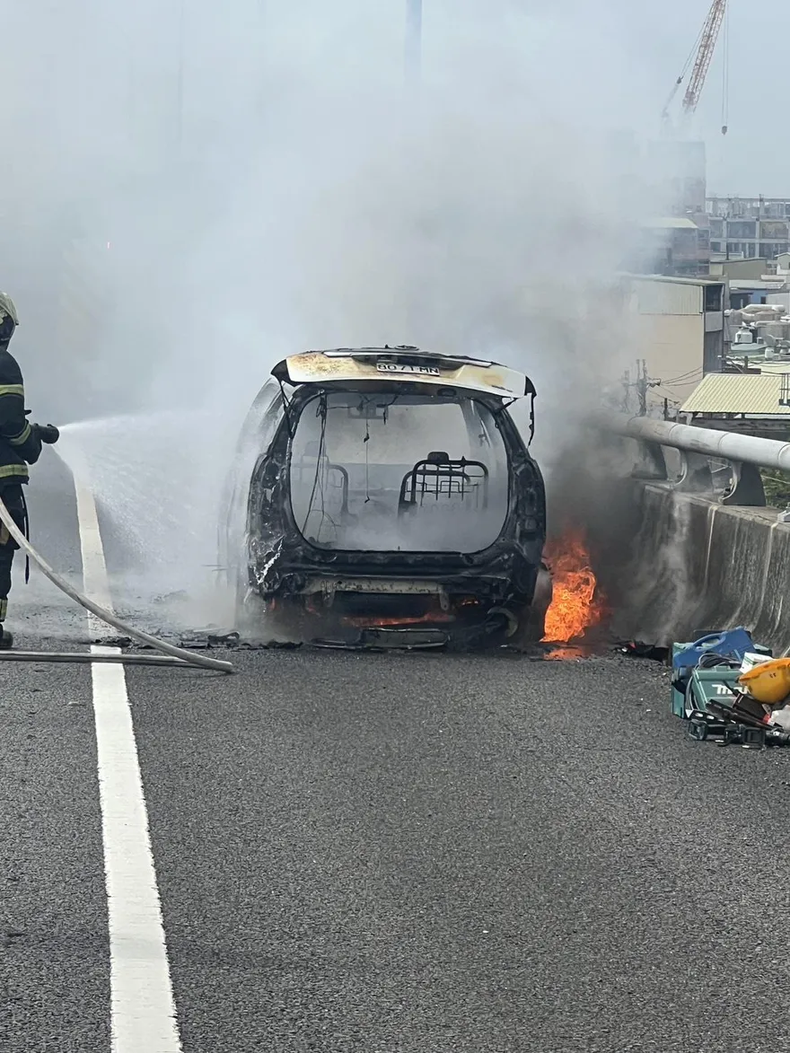 影/國道驚魂！五楊高架休旅車起火燒成廢鐵　駕駛死裡逃生