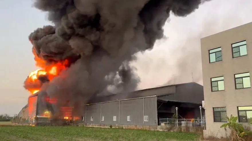 影/台南安定工廠大火！火舌、黑煙衝天畫面曝