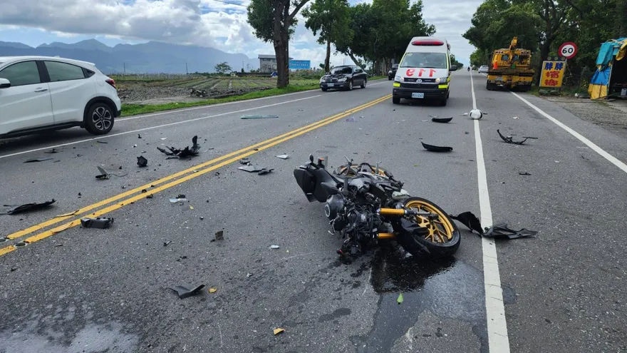 影/台9線小客車違規迴轉釀禍　19歲無照騎士重傷送醫