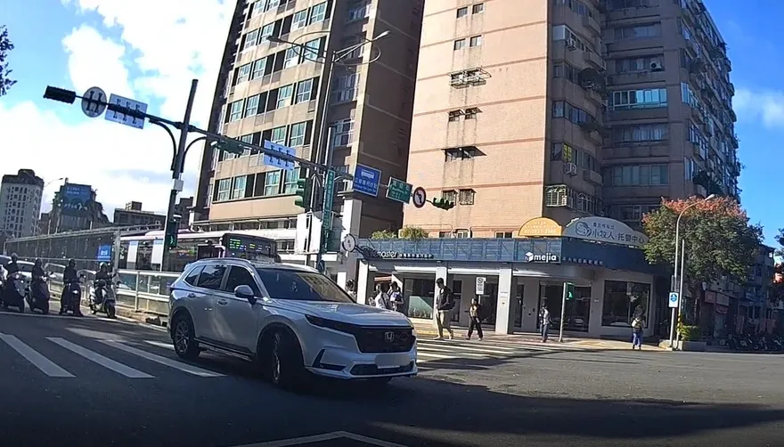 影/北市男宿醉開車「煞不住」超線　違規又酒駕慘了