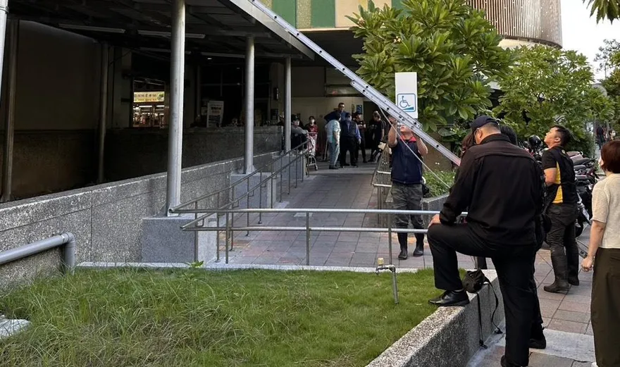 環南市場清晨驚傳墜樓案！　23歲保全重摔落遮雨棚