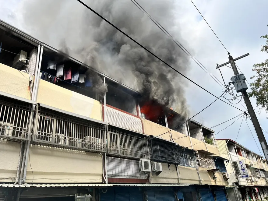 影/台南透天厝頂樓「火光沖天」！5戶遭波及　幸無人傷亡