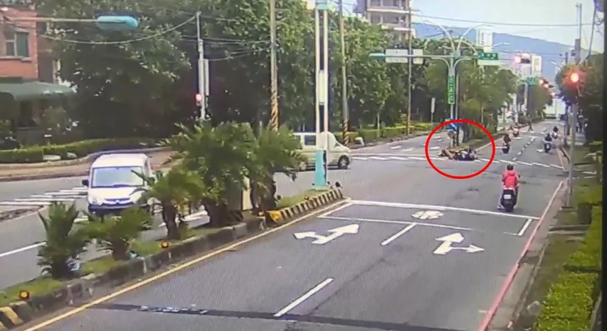 影/淡水阿嬤騎Ubike違規穿越斑馬線　遭機車撞還要被罰