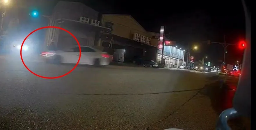影/瞬間消失！桃園驚悚車禍畫面曝光　機車零件散落一地