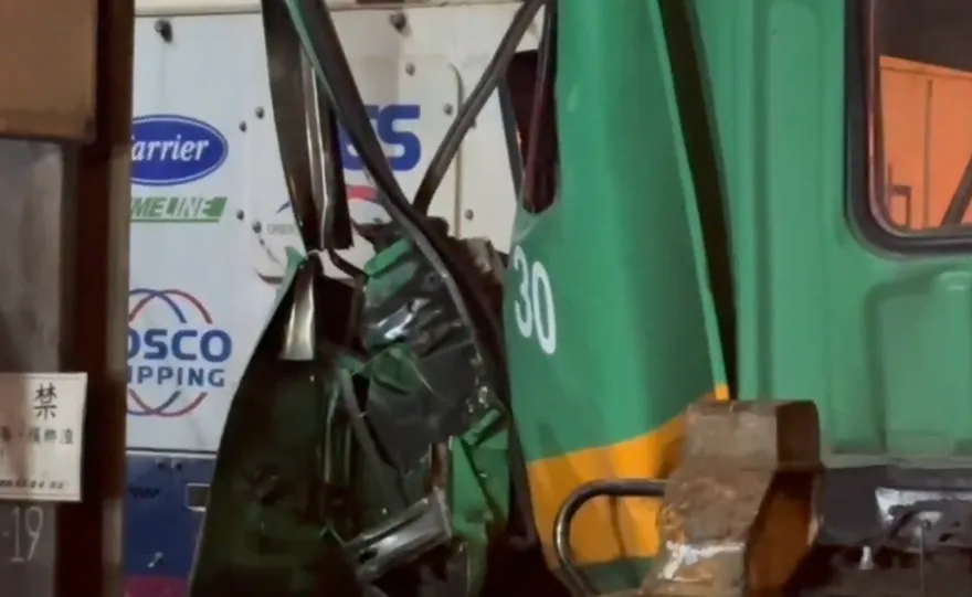 基隆東9號碼頭貨櫃車自撞事故！車頭變形凹陷　駕駛受困