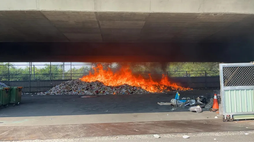 台86線高架橋下大火！歸仁清潔隊部回收物狂燃　竄黑煙噴紅焰