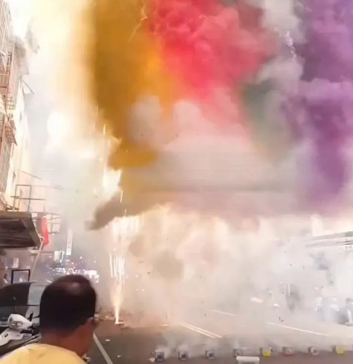 影/高雄廟會封街放炮「五彩煙霧籠罩」　警、環保局開罰