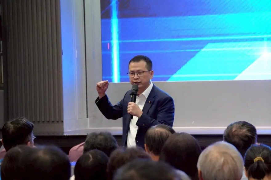 沈伯洋嗆聲又翻車！羅智強霸氣打臉：腦袋有洞