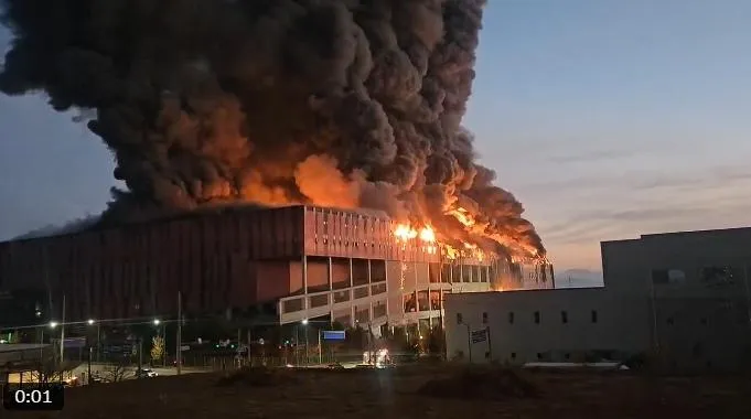 影/火光沖天！南韓物流中心狂燒2天　「烈焰吞噬」1100萬件衣物