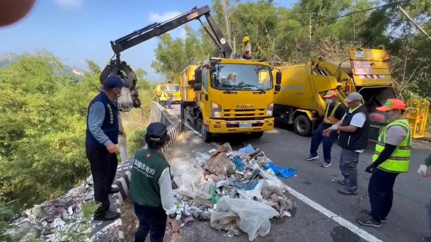高雄知名月世界驚變垃圾山　藍營批：又是邱議瑩選區