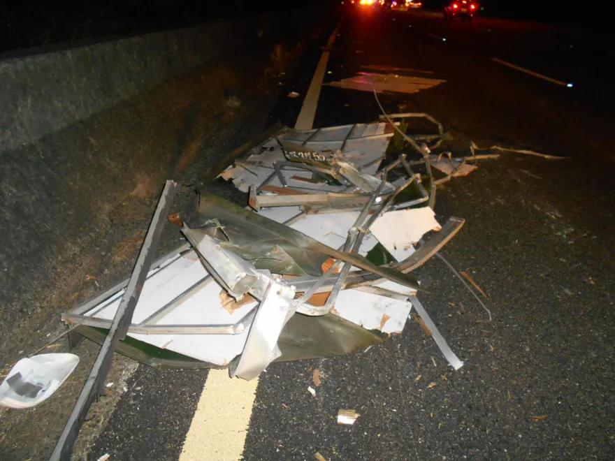 國1血滴子！小貨車「蓬架掉落」　害8輛車輾壓受損