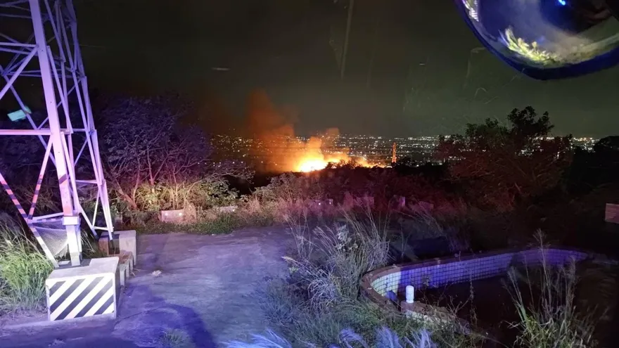 國3龍井段山坡邊坡晚間「惡火延燒」！一度威脅高壓電塔