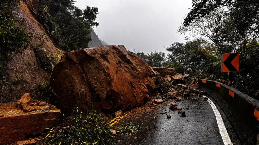 新北雙溪102線土石崩落雙向交通中斷！搶修通車時間曝